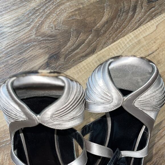 Gucci Satin Runway Bow Heels - Picture 14 of 16